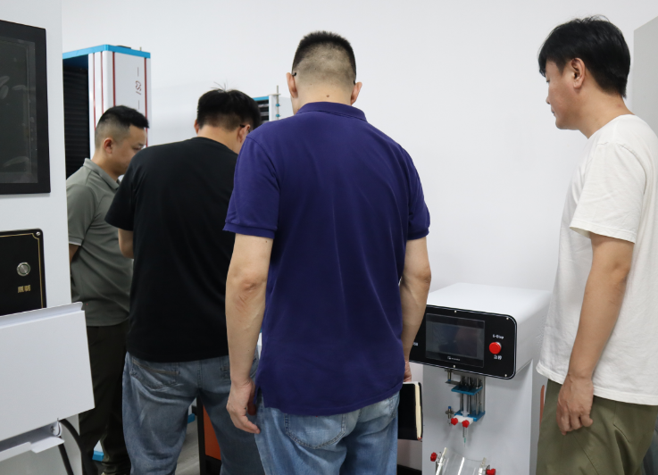 客戶到訪上海程斯考察電腦版拉力機(jī)設(shè)備